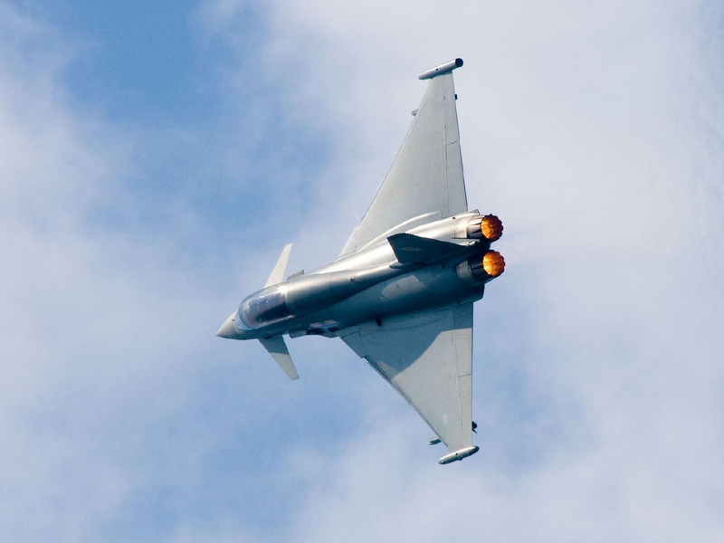 Illustration for article titled Hijacking Panic Sends Terrifying Sonic Booms Over England
